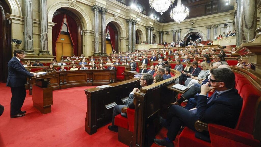 Salvador Illa al faristol de l'hemicicle del Parlament en el Debat de política general, el 7 d'octubre. Quique García / Efe