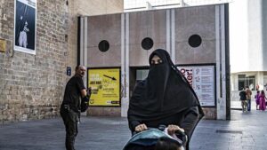 Una dona passejant pel barri del Raval de Barcelona, a tocar del Macba. Xavier Bertral
