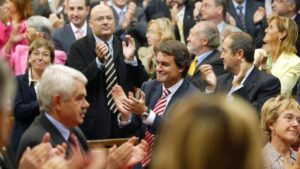 Artur Mas i Pasqual Maragall celebrant l’aprovació de l’Estatut del 30 de setembre del 2005 al Parlament de Catalunya